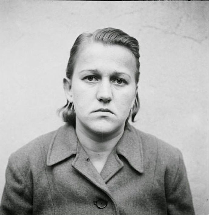 Hilde Lisiewitz. Než se přidala k SS, pracovala například v sadu nebo v továrně na munice. Do Belsenu se jako dozorkyně dostala v březnu roku 1945. Její prací bylo především hlídání pracujících vězňů v kuchyni. Odsouzena byla jedním rokem vězení.