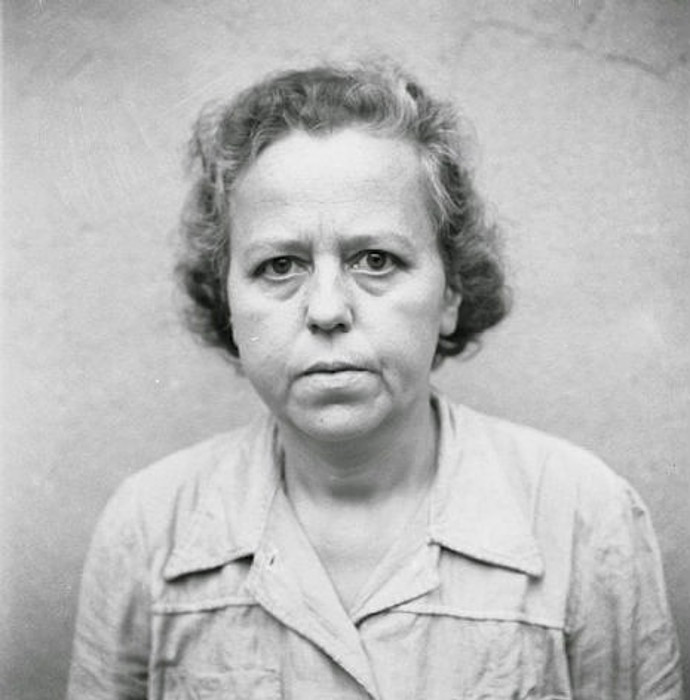 Gertrude Sauer. Na začátku války se živila jako prodavačka. Poté co byl její dům zničený bombami, skončila v továrně na munice. Dohlížela zde na pracující vězně a v roce 1944 byla jako dozor v kuchyni přeřazena do Belsenu. Za týrání dostala deset let vězení.