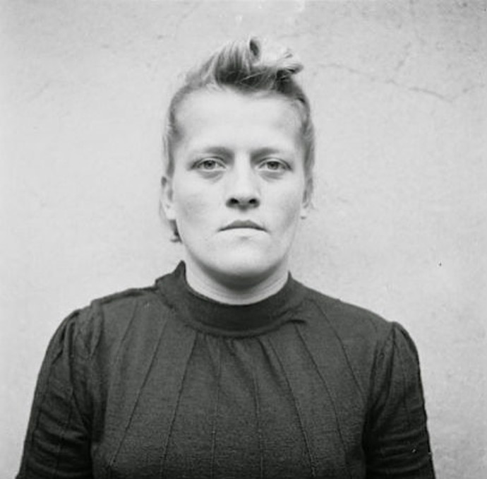 Hildegard Lohbauer. Jako svobodná matka skončila v textilní továrně. Později byla přeřazena do továrny na výrobu munic, kam ale odmítla jít. Potrestána byla uvězněním v táboře v Ravensbrücku, odkud přešla do Osvětimi a pak do Bergen-Belsenu. Stala se z ní pravá ruka nacistů a nespolupracující vězně často bila. Říkalo se jí Esesačka bez uniformy. Po válce byla odsouzena na deset let vězení, z nich si nakonec odseděla jenom sedm.