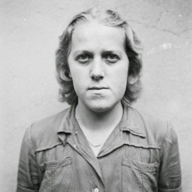 Herta Bothe. Do vypuknutí války byla ženou v domácnosti, v roce 1940 začala pracovat jako sestra. Do koncentračního tábora se poprvé dostala v říjnu roku 1942. Kvůli jejímu brutálnímu zacházení s vězni se jí přezdívalo Sadistka ze Stutthofu. Vedla také pochod smrti žen do Bergen-Belsenu. Odsouzena byla deseti lety vězení, ale propuštěna byla už v roce 1951.