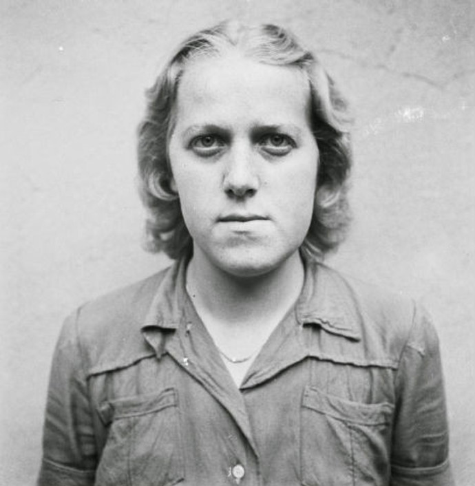 Herta Bothe. Do vypuknutí války byla ženou v domácnosti, v roce 1940 začala pracovat jako sestra. Do koncentračního tábora se poprvé dostala v říjnu roku 1942. Kvůli jejímu brutálnímu zacházení s vězni se jí přezdívalo Sadistka ze Stutthofu. Vedla také pochod smrti žen do Bergen-Belsenu. Odsouzena byla deseti lety vězení, ale propuštěna byla už v roce 1951.