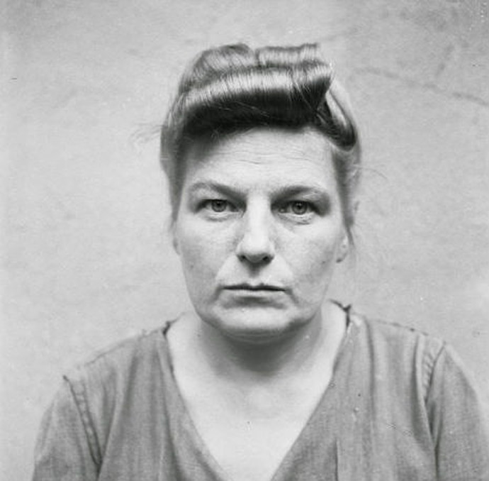 Herta Ehlert. Prošla si několika koncentračními tábory, až se dostala do Bergen-Belsenu. Zde dělala zástupkyni hlavního dozorce. Po válce byla odsouzena k patnácti letům vězení, které byly později zkráceny na dvanáct. Po propuštění žila pod jménem Herta Naumann.