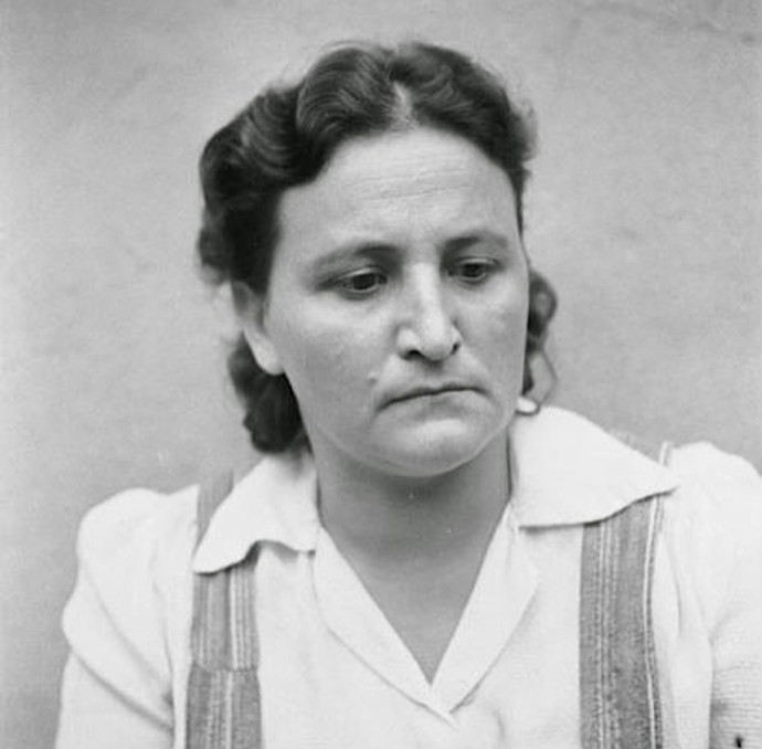 Helene Kopper. Narodila se v Polsku, před válkou žila s manželem a dvěma dětmi. V roce 1940 ji sebralo gestapo za šíření protiněmeckých letáků a poslalo ji do Krakova. Odtud byla poslána na dva roky do Ravensbrücku, poté se dostala do Osvětimi a Belsenu, kde pracovala v táborové policii. Odsouzena byla na patnáct let vězení.