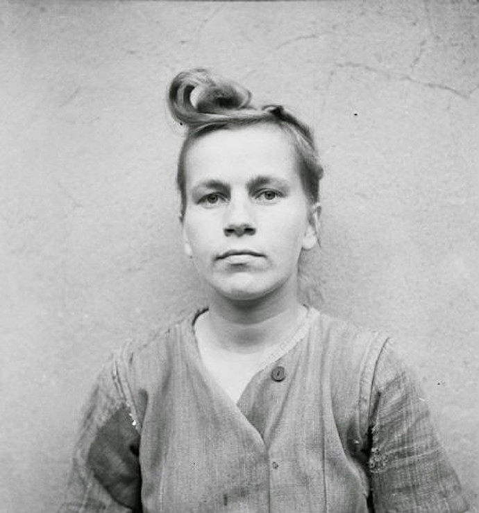 Elizabeth Volkenrath. Před válkou pracovala jako kadeřnice, k SS se připojila v roce 1941. Působila hned v několika koncentračních táborech a brzy se propracovala na pozici hlavní dozorkyně. Díky své krutosti si vypracovala reputaci nejvíce nenáviděné ženy v Bergen-Belsenu. Její prací byla také selekce do plynových komor. Popravena byla 13. prosince 1945.