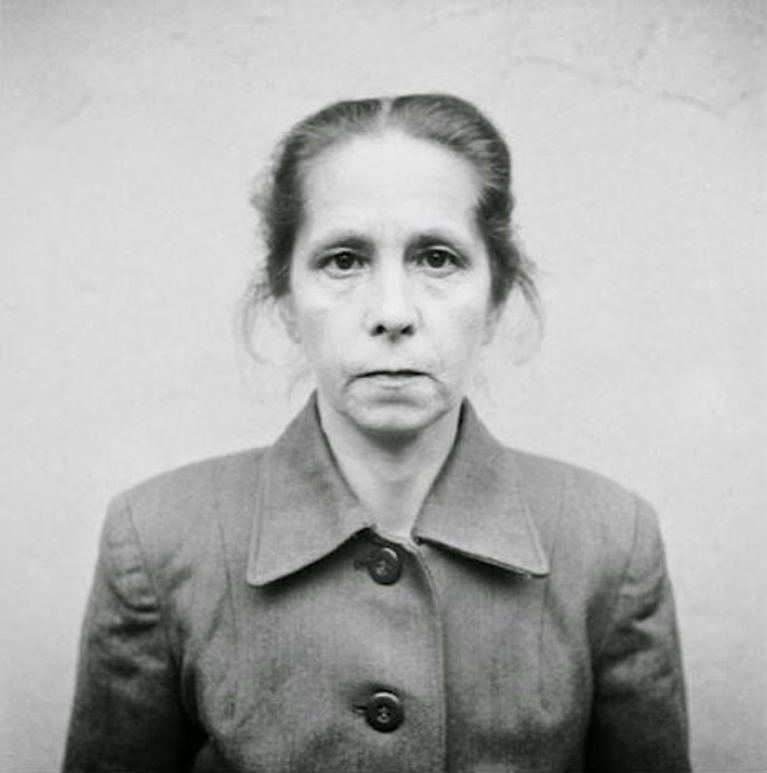 Johanna Borman. Původně pracovala v psychiatrické léčebně. K SS se přidala v roce 1938, chtěla si tak údajně vydělat víc peněz. Prošla množstvím koncentračních táborů, v nichž proslula svým surovým chováním. Chodila se psem, kterého nechávala hladovět a pak ho posílala na vězně. 13. prosince 1945 byla oběšena.
