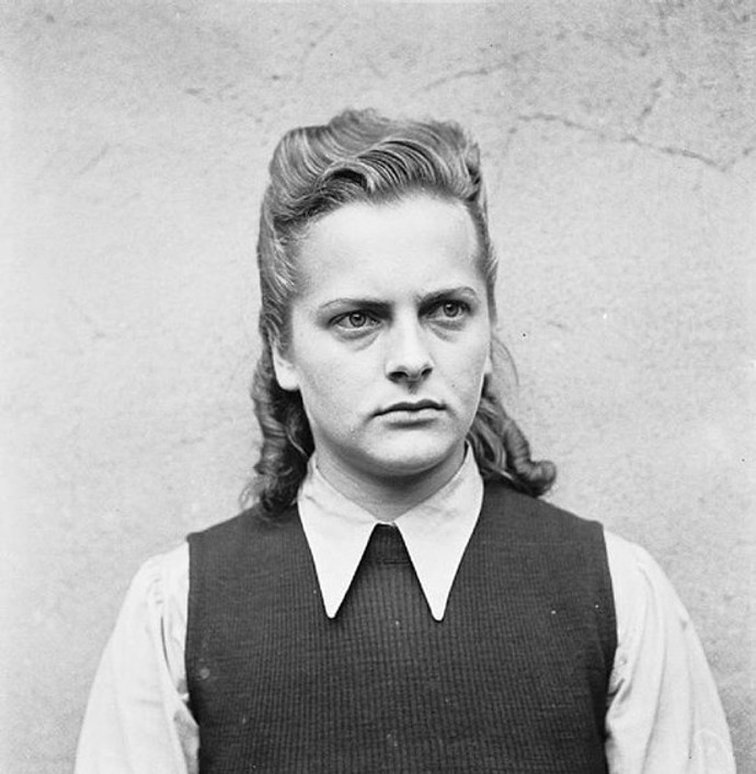 Irma Grese. Nacismus ji fascinoval už v pubertě. Ve čtrnácti vstoupila do Svazu německých dívek a v devatenácti se přidala k SS. Jako dozorkyně v koncentračním táboru proslula svou brutalitou, říkalo se jí Osvětimská hyena nebo Anděl smrti. Odsouzena byla trestem smrti oběšením.