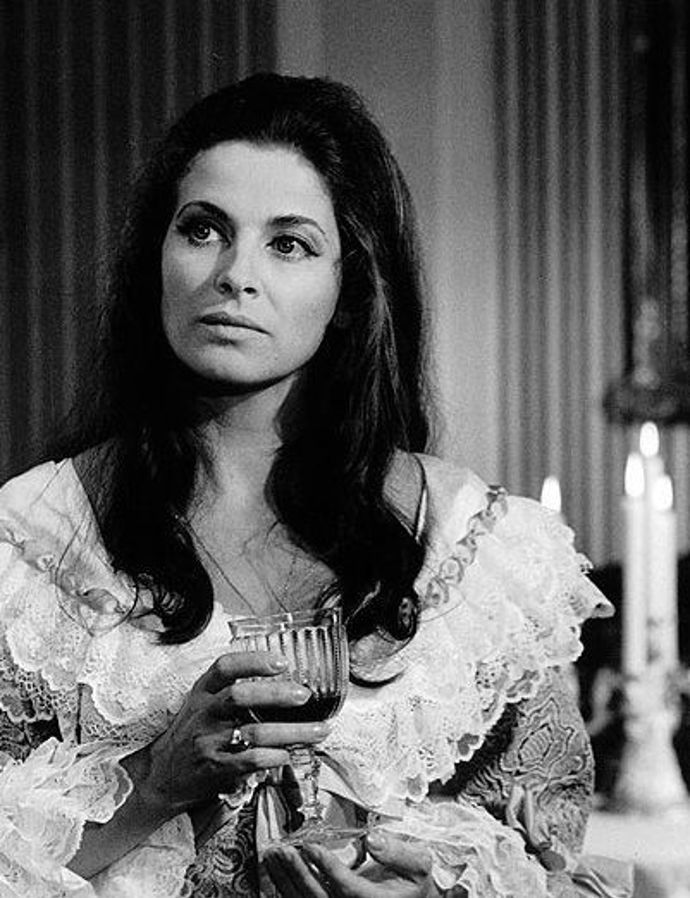 Dvorská neměla moc hlavních rolí, ale i tak byla ve filmech nezapomenutelná.