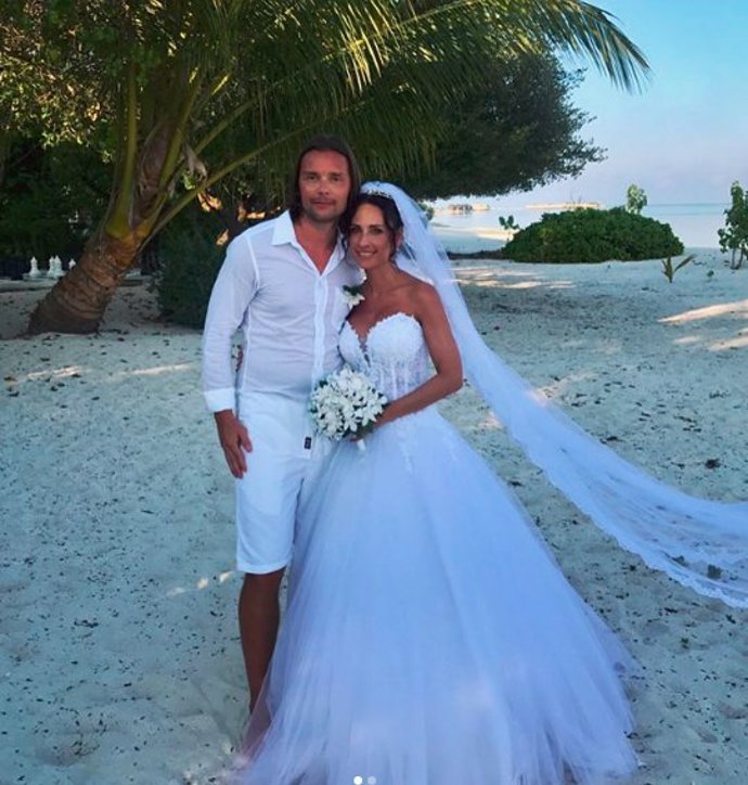 Po dvaceti letech Marek požádal svou manželku znovu o ruku. Svatba se konala na romantických Maledivách.