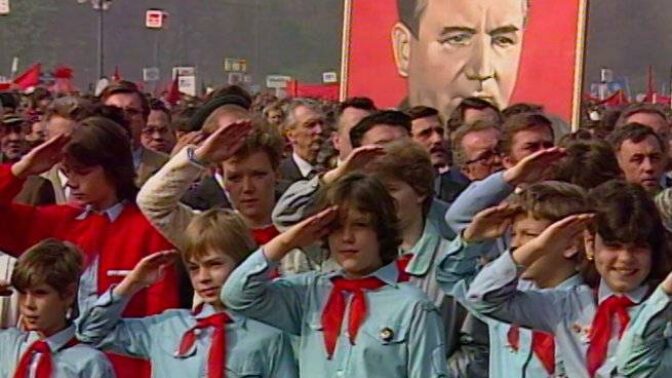 Pionýrská organizace plná dětí s červenými šátky.