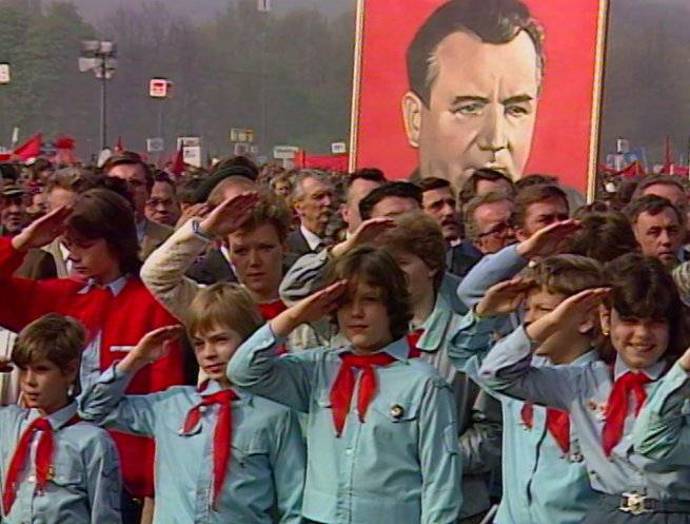 Pionýrská organizace plná dětí s červenými šátky.