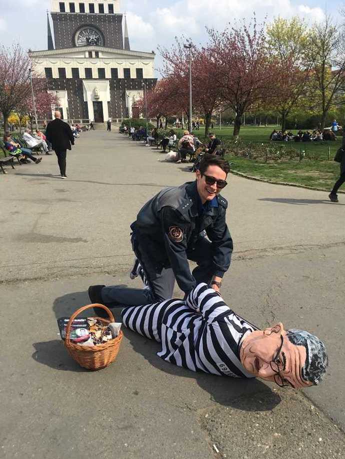 Koncept Chyťte Bureše se snaží humorně zdůraznit absurdity dnešního politického světa a vzbuzuje otázky, které by si měl před vstupem do volební místnosti položit každý občan. 