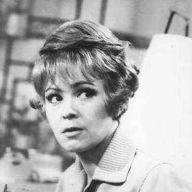 Jiřina Bohdalová ve filmu Dáma na kolejích