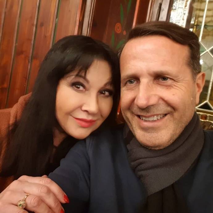 Dáda vedle svého milence doslova kvete