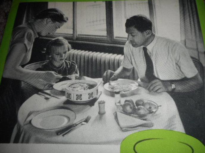 Rodina při nedělním obědě v časech minulých