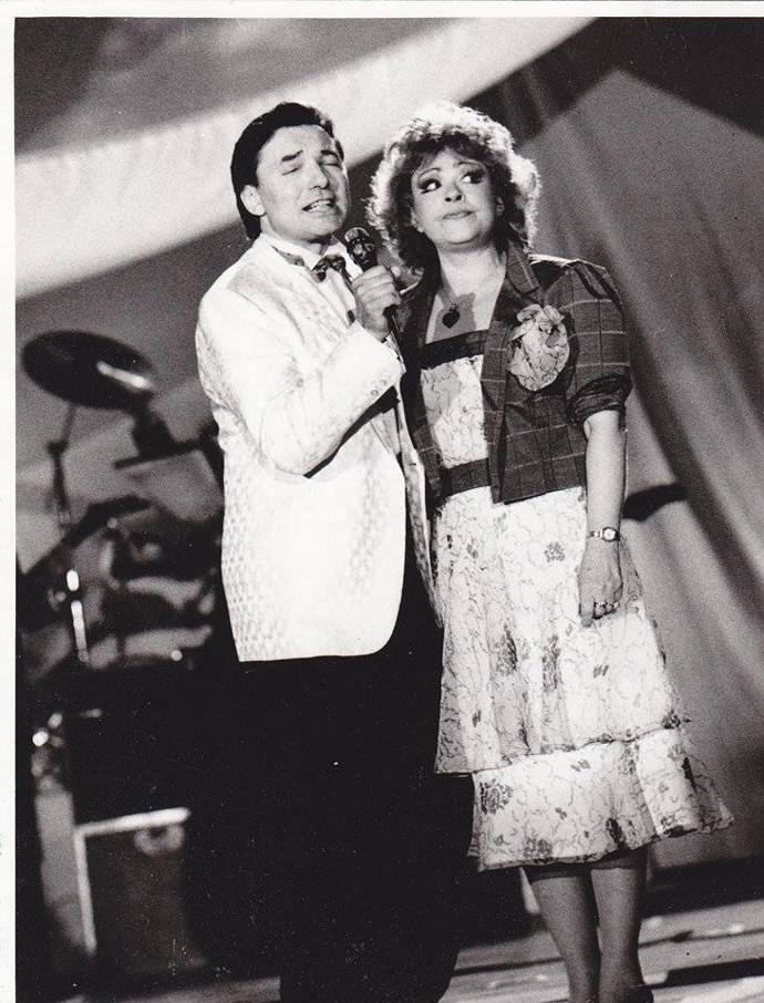 Jiřina Bohdalová a Karel Gott při imitaci hitu Zvonky štěstí