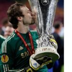 Petr Čech se raduje z každé své trofeje.