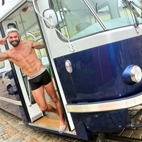 Josef Kůrka si focení v historické tramvaji T užíval