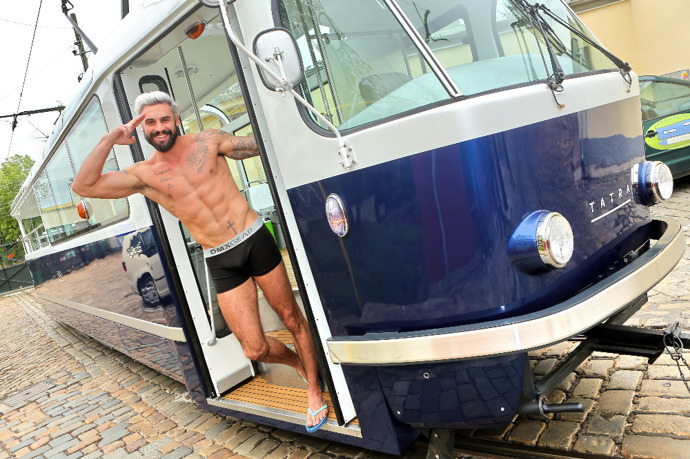 Josef Kůrka si focení v historické tramvaji T užíval