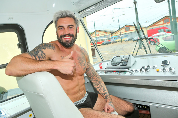 Josef nafotil odvážné fotky v tramvaji T3