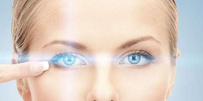 Operace očí laserem.