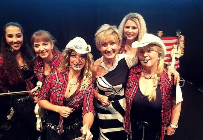 Stále s úsměvem na tváři.