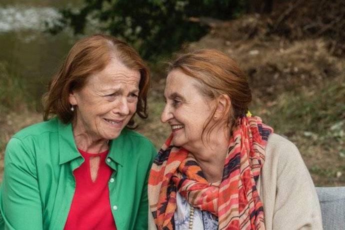 Angažuje se v charitativní oblasti a v politickém dění, například v předvolební kampani roku 2009 podpořila Stranu zelených.