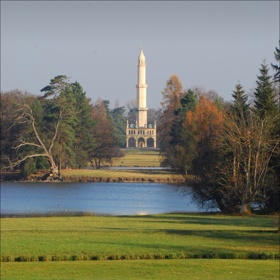 Nejstarší dochovanou rozhlednu v Česku najdete v areálu zámeckého parku Lednice. 