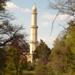 Minaret nabízí celkem tři vyhlídkové ochozy, přičemž k tomu nejvyššímu vede 302 schodů. Z ochozů je možné pozorovat zámecký park, Pavlovské vrchy, Bílé Karpaty a dokonce také vrcholek věže svatoštěpánského dómu ve Vídni.