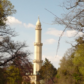 Minaret nabízí celkem tři vyhlídkové ochozy, přičemž k tomu nejvyššímu vede 302 schodů. Z ochozů je možné pozorovat zámecký park, Pavlovské vrchy, Bílé Karpaty a dokonce také vrcholek věže svatoštěpánského dómu ve Vídni.
