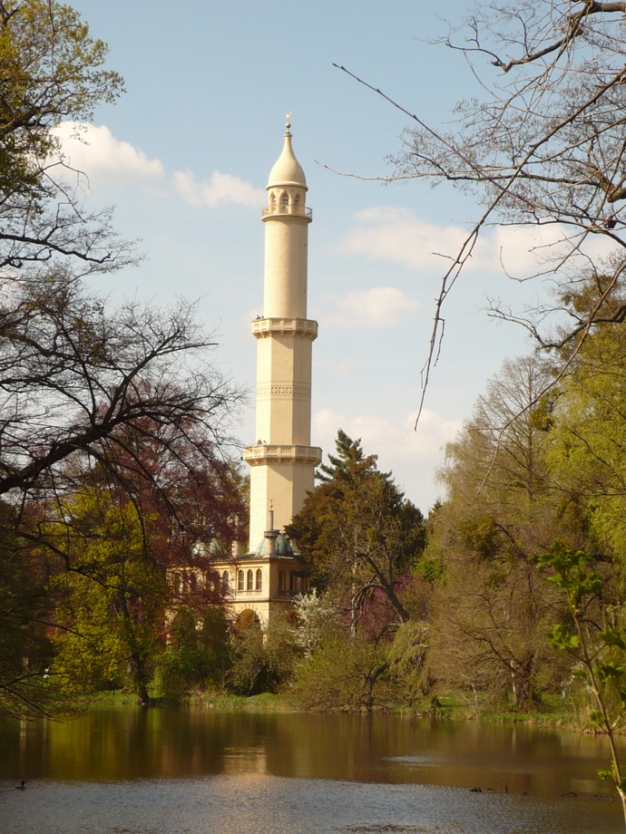 Minaret nabízí celkem tři vyhlídkové ochozy, přičemž k tomu nejvyššímu vede 302 schodů. Z ochozů je možné pozorovat zámecký park, Pavlovské vrchy, Bílé Karpaty a dokonce také vrcholek věže svatoštěpánského dómu ve Vídni.