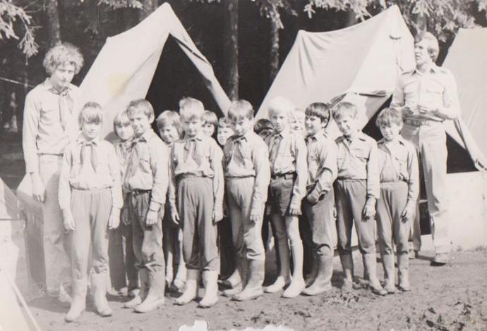 Pionýrské tábory učily děti poradit si s životem v přírodě.