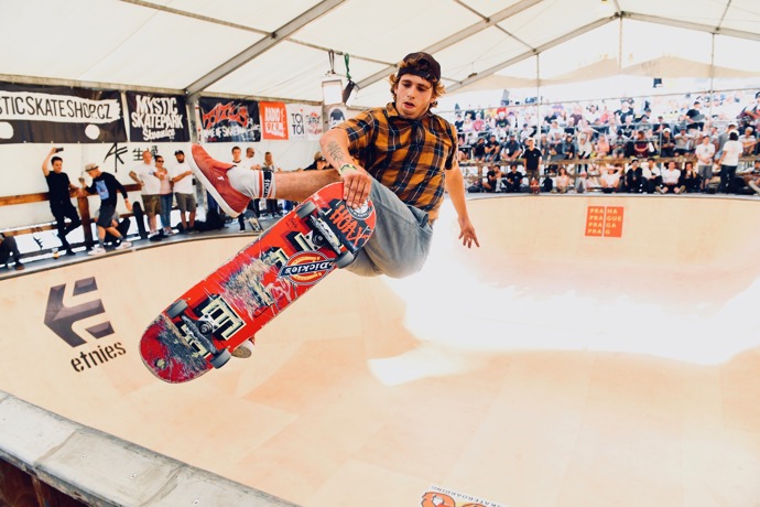 Na fešáky s prkýnky je radost pohledět.