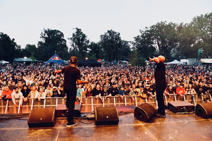 Večer na party vystupují světová hudební legendy.