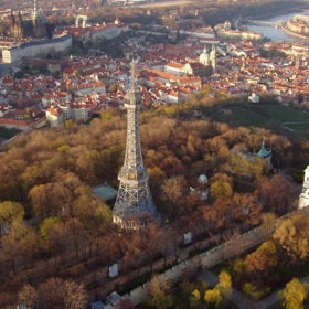 Prosklená vyhlídková terasa je umístěna ve výšce 51 metrů nad zemí a dostanete se na ni buď výtahem, nebo vyšlapáním 299 schodů.