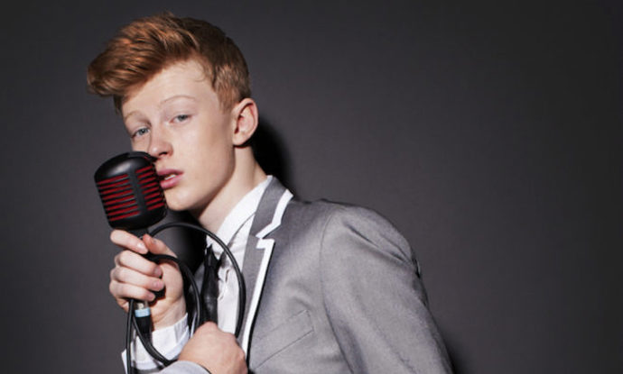 Mišík je slavný zpěvák, herec i tanečník.