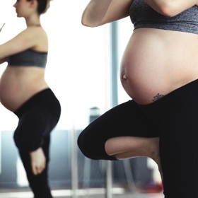 Strie vznikají často po rychlém objemovém přírůstku, např. v těhotenství či při obezitě. 