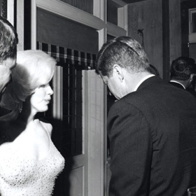 S Johnem Fitzgeraldem Kennedm na jeho narozeninové oslavě 1962 
