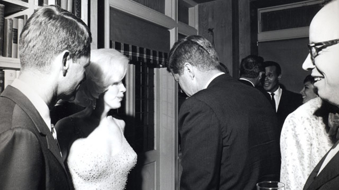 S Johnem Fitzgeraldem Kennedm na jeho narozeninové oslavě 1962 