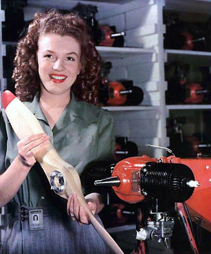 YANK magazine - kolorovaná fotografie Marilyn Monroe jako Norma Jeane Dougherty