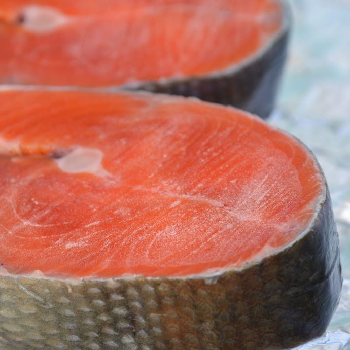 Losos divoký má červené maso.