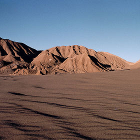 Atacama je nejsušší poušť na zemi a nachází se v Jižní Americe. Právě na ní byla nalezena miniaturní kostra, která byla dlouhou dobu pro vědce záhadou.