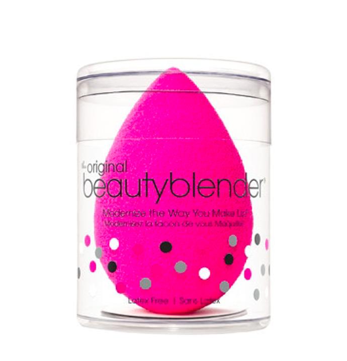 Úžasný pomocník při nanášení make-upu a konturování. Houbička na make-up, Beauty Blender, 499 Kč.