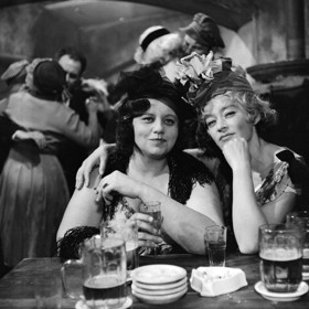 Úvodní znělka seriálu Hříšní lidé města pražského jednou zazněla také v 30 případech majora Zemana.