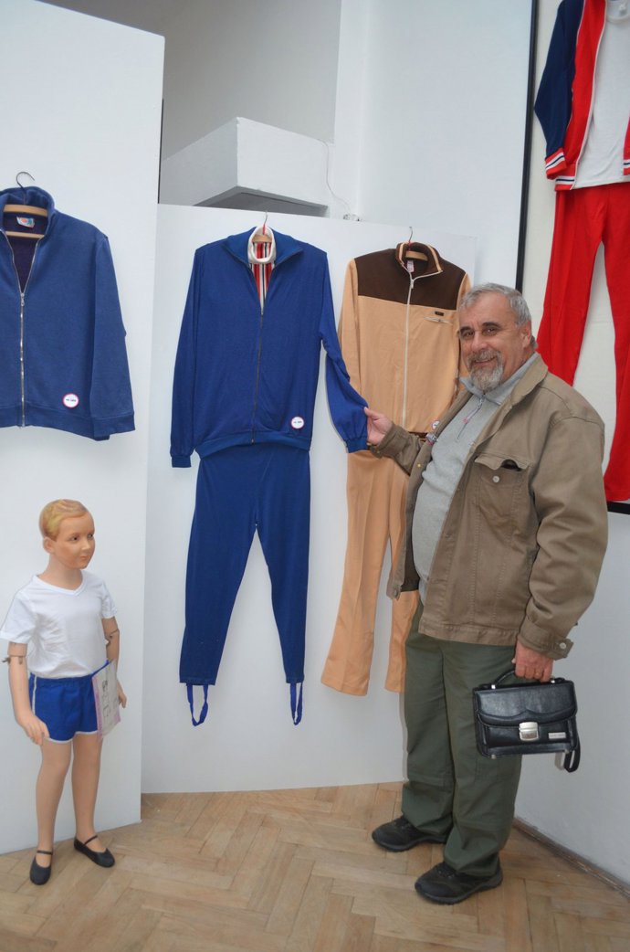 Legendární tmavě modrá teplákovka 