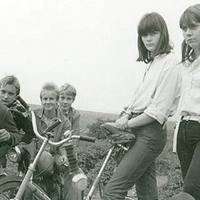 Móda let minulých moc pestrá nebyla