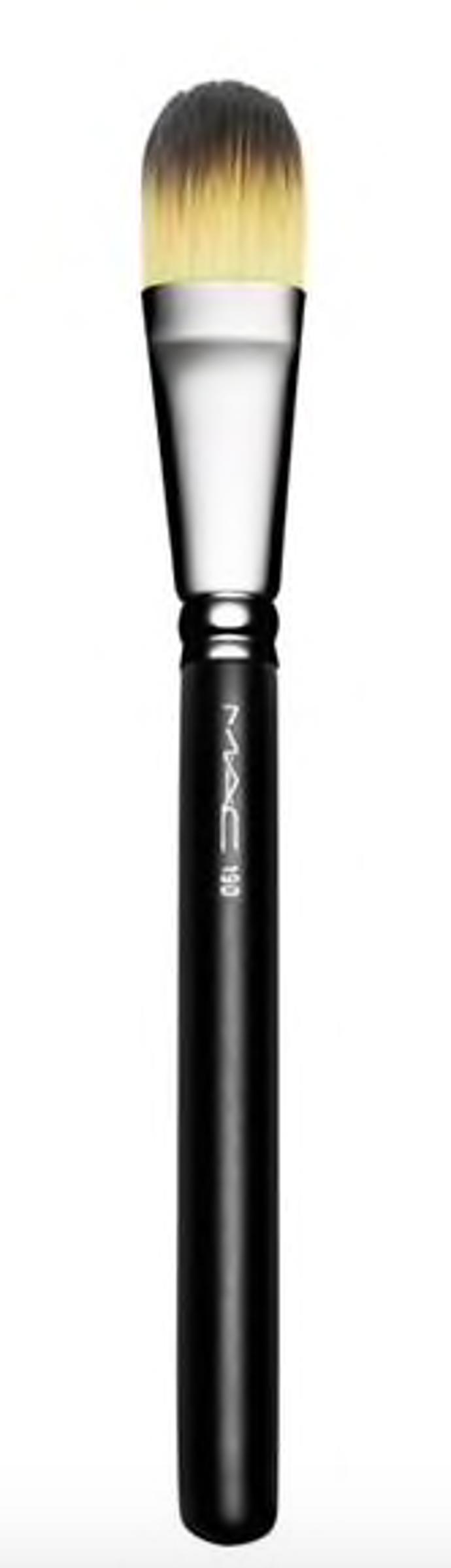 S tímto druhem štětců většina žen začíná. Štětec na make-up, MAC, 1150 Kč. 