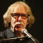 Oblíbený zpěvák se škraloupem z minulosti.