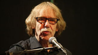 Oblíbený zpěvák se škraloupem z minulosti.