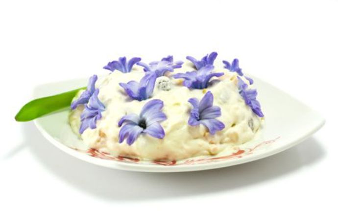 Jedlými květy můžete ozdobit i dezerty. Ideální je taková fialka