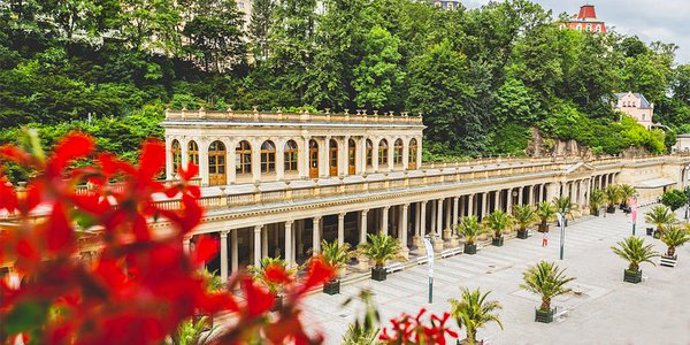 Vary jsou známé svou jedinečnou kolonádou plnou palem